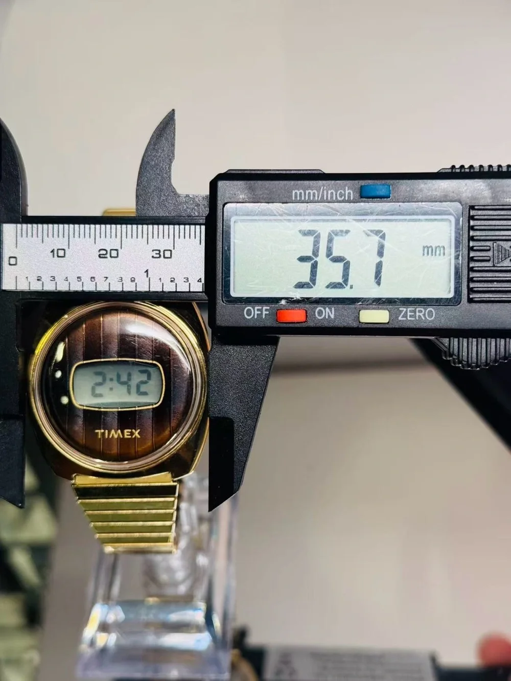 Vintage Timex Men’s Gold Tone 35mm Digital Watch Expansion Band New Battery Runs